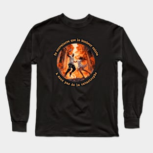 Se convaincre que le bonheur existe à deux pas de la catastrophe Long Sleeve T-Shirt